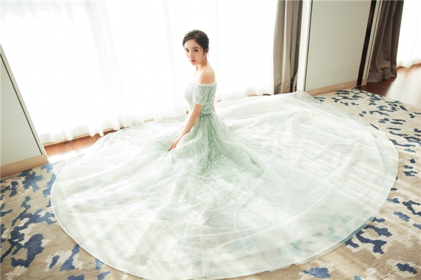 Dương Mịch tuyệt đẹp, Lưu Diệc Phi hồng thắm tại thảm đỏ LHP Dương Mịch tuyệt đẹp, Lưu Diệc Phi hồng thắm tại thảm đỏ LHP