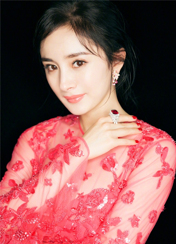 Dương Mịch tuyệt đẹp, Lưu Diệc Phi hồng thắm tại thảm đỏ LHP Dương Mịch tuyệt đẹp, Lưu Diệc Phi hồng thắm tại thảm đỏ LHP