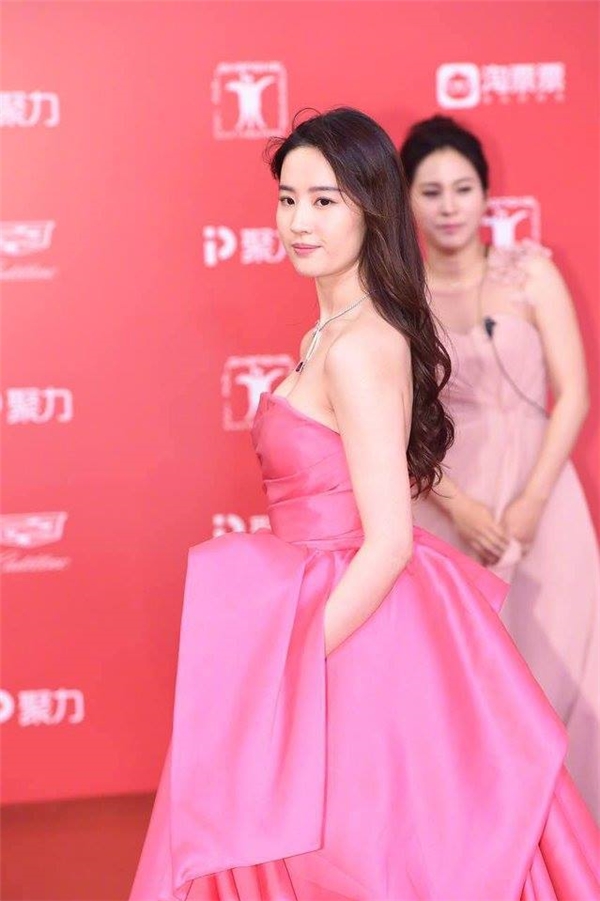 Dương Mịch tuyệt đẹp, Lưu Diệc Phi hồng thắm tại thảm đỏ LHP Dương Mịch tuyệt đẹp, Lưu Diệc Phi hồng thắm tại thảm đỏ LHP