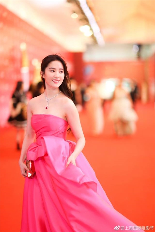 Dương Mịch tuyệt đẹp, Lưu Diệc Phi hồng thắm tại thảm đỏ LHP Dương Mịch tuyệt đẹp, Lưu Diệc Phi hồng thắm tại thảm đỏ LHP