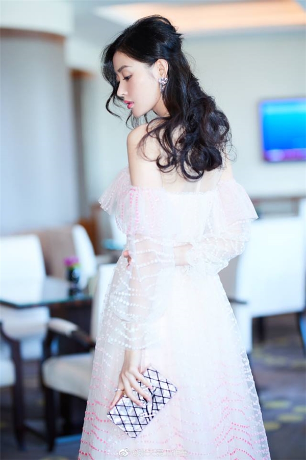 Dương Mịch tuyệt đẹp, Lưu Diệc Phi hồng thắm tại thảm đỏ LHP Dương Mịch tuyệt đẹp, Lưu Diệc Phi hồng thắm tại thảm đỏ LHP