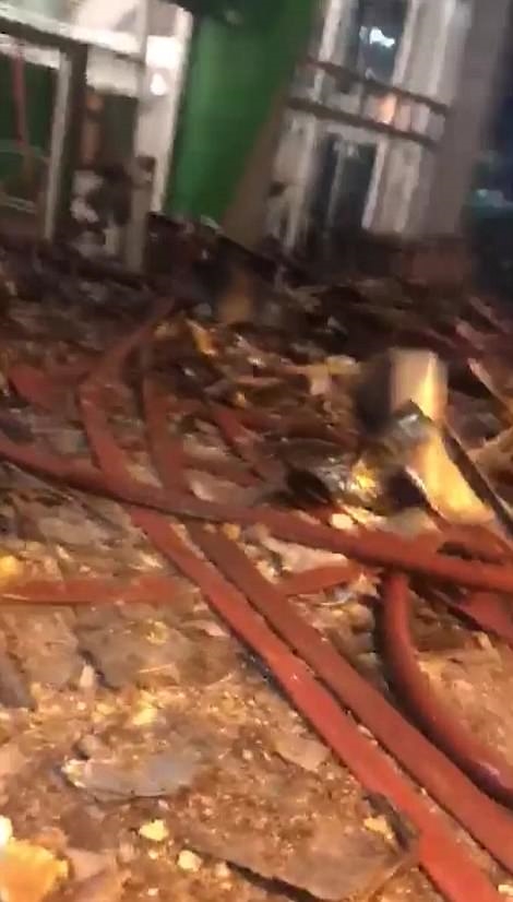Một đống đổ nát hoang tàn trong tòa nhà sau vụ cháy.