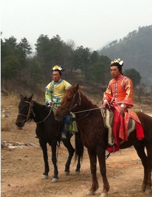 Để đối phó với cảnh ngồi trên lưng ngựa, nhiều ê-kíp phải sử dụng người đóng thế. Đây là hai diễn viên nam đóng thế trong phim Bộ bộ kinh tâm. Họ mặc trang phục nữ giới và đóng cảnh đua ngựa thay các diễn viên nữ. Để đối phó với cảnh ngồi trên lưng ngựa, nhiều ê-kíp phải sử dụng người đóng thế. Đây là hai diễn viên nam đóng thế trong phim Bộ bộ kinh tâm. Họ mặc trang phục nữ giới và đóng cảnh đua ngựa thay các diễn viên nữ.