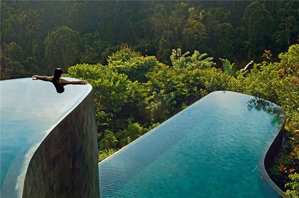 Bể bơi hai tầng tại The Ubud Hanging Gardens Hotel, Bali gây ấn tượng nhờ rừng cây xanh rộng lớn bao quanh và cũng là điểm đến xa xỉ nhất tại Bali, Indonesia. 