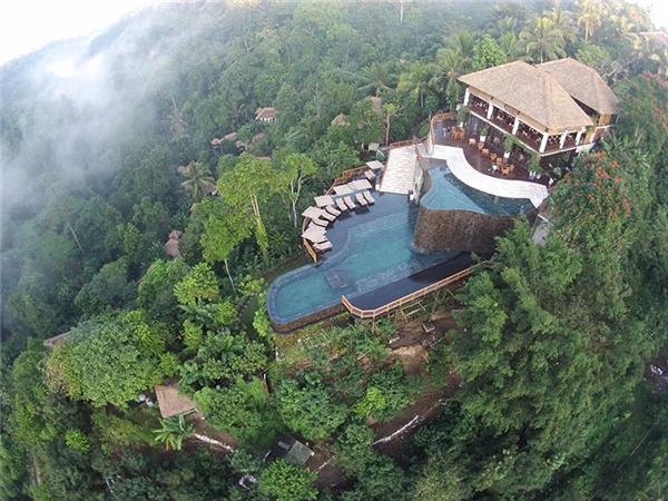 Khách sạn nằm cheo leo trên sườn dốc 45 độ, nhìn xuống khu rừng Ubud. Và sở hữu bể bơi vô cực là điểm nhấn quan trọng nhất của khách sạn với thiết kế 2 tầng mô phỏng ruộng bậc thang.