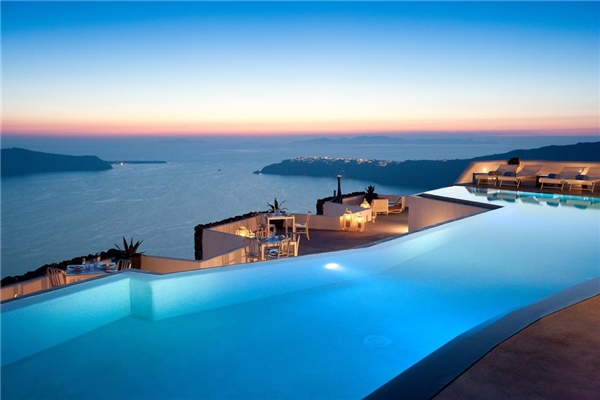 Nhà hàng đặt cạnh bể bơi nhìn ra biển nhằm phục vụ ẩm thực kết hợp của Địa Trung Hải trong không gian nội thất trang nhã hoặc trên sân hiên. Du khách có thể vừa bời vừa ăn uống.