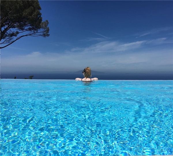 Tại The Caesar Augustus Hotel, bơi ở bể khách sạn mà cảm tưởng như đang vùng vẫy ngoài biển xanh vậy.