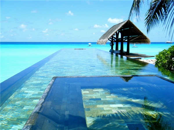 Du khách sẽ không có cảm giác mình đang trong một bể bơi mà là giữa vùng biển xanh bao la của nơi được mệnh danh là chốn thiên đường. 