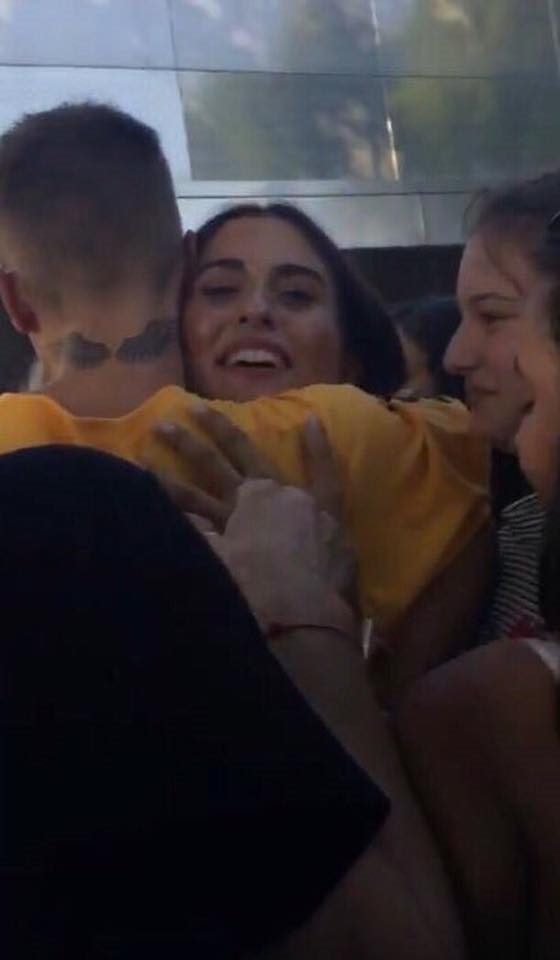 Justin ôm fan trước khi rời đi.