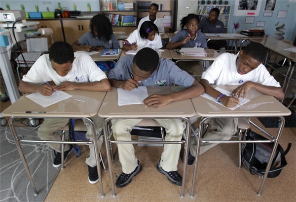 Mỗi người một bàn các sinh viên đang trải qua một kỳ thi tại một Học viện ở Baltimore. (Ảnh: Internet)