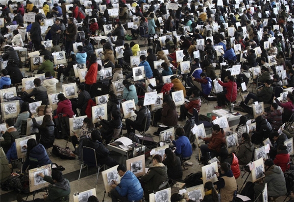 Để được đỗ vào Đại học mỹ thuật ở Tế Nam, tỉnh Sơn Đông, Trung Quốc các thí sinh phải trải qua một kỳ thi đầy cam go như thế này. Được biết, có hơn hơn 8.000 học sinh đã tham dự kỳ thi. (Ảnh: Internet)