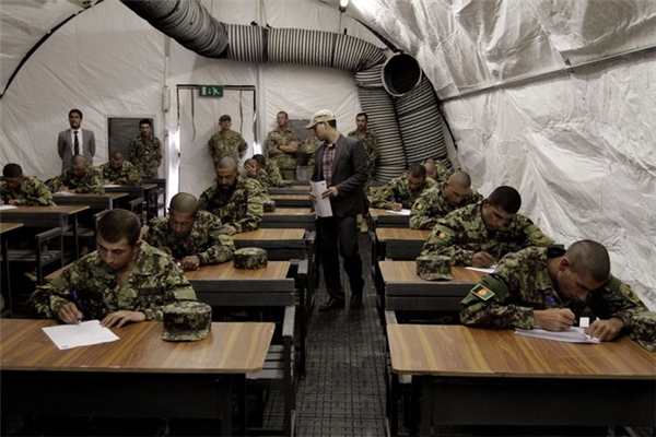 Ở Afghanistan, các sĩ quan quân đội đang phải trải qua kỳ thi đầy cam go trong lễ nhậm chức tại Học viện Quân đội Afghan ở ngoại ô thủ đô Kabul. Người ta nói kỷ luật "thép" như quân đội quả không sai. (Ảnh: Internet)