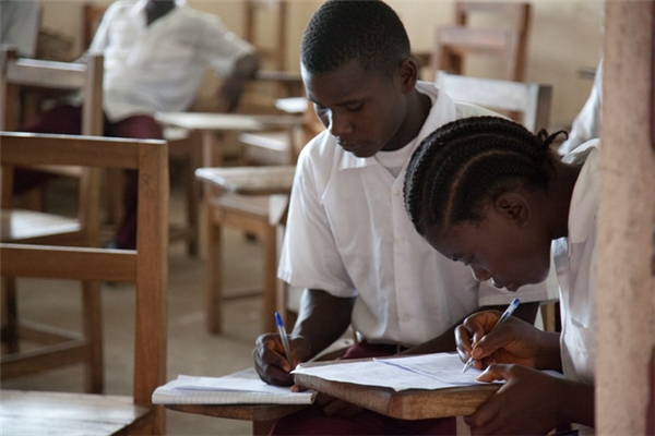 Ở một trường trung học tại châu Phi, các em học sinh cũng phải trải một kỳ thi khắt khe để được vào học cấp 3. (Ảnh: Internet)