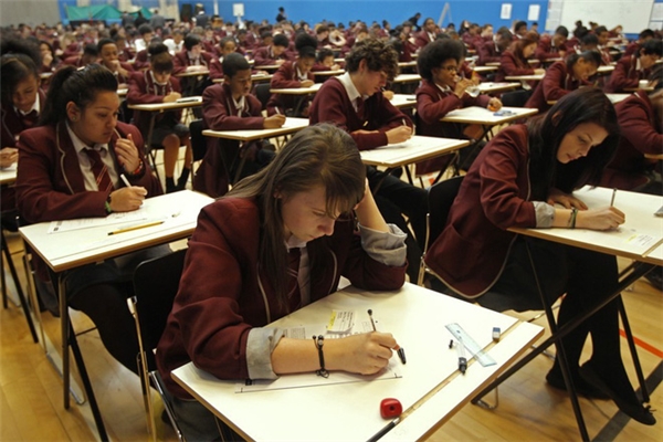 Ở Đông Nam London, hàng trăm học sinh đang phải trải qua kỳ thi toán "căng não" tại Học viện Harris. Chắc chắn học sinh sẽ không có cơ hội copy bài hay xem tài liệu tại đây rồi! (Ảnh: Internet)