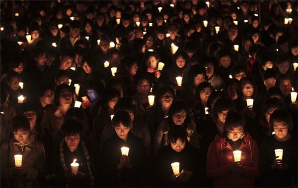 Các bậc phụ huynh ở Hàn Quốc cầu nguyện cho con em họ đỗ đại học tại đền thờ ở thủ đô Seoul. (Ảnh: Internet)