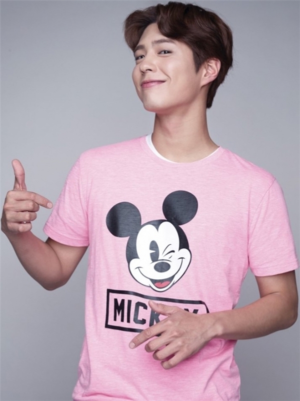 T-shirt hồng in ình Mickey chỉ kiến anh chàng trông đáng yêu hơn mà thôi.