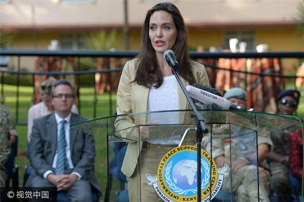 Là nhà hoạt động từ thiện tích cực, Angelina Jolie mạnh mẽ lên án tội ác bạo hành tình dục và kêu gọi cộng đồng chung tay đẩy lùi tệ nạn nghiêm trọng này.