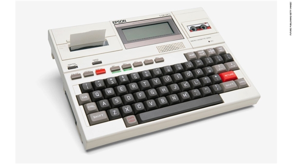Chiếc máy tính xách tay đầu tiên trên thế giới được ra mắt năm 1982.