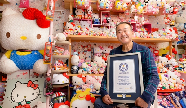 Ông Masao Gunji và chứng nhận kỉ lục thế giới về bộ sưu tập Hello Kitty khổng lồ.