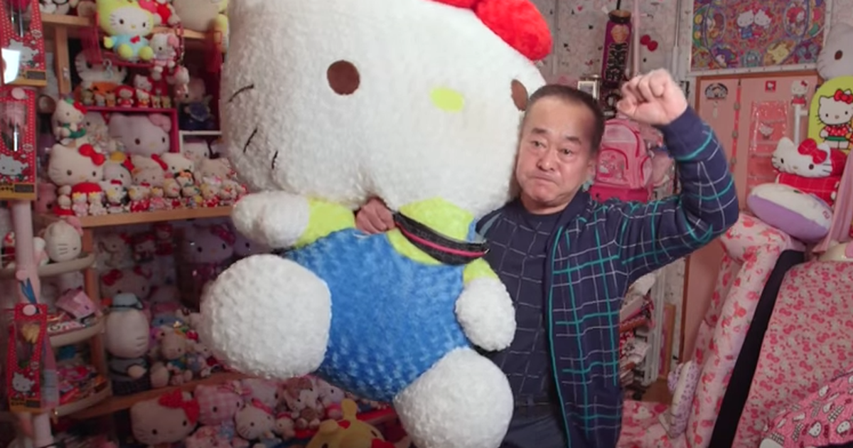 Ông Masao với chú Hello Kitty nhồi bông khổng lồ.
