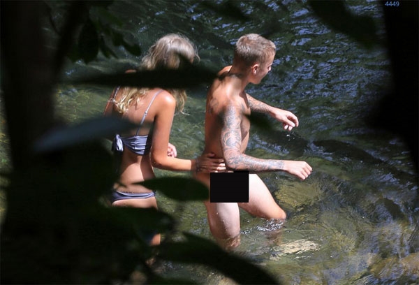 Justin Bieber không ngần ngại nude hoàn toàn trước mặt nhiều người đẹp.