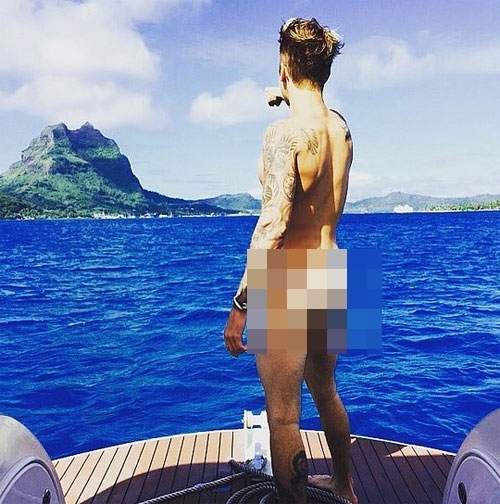 Khoảng tháng 7/2015, Justin Bieber đăng tải một bức ảnh khỏa thân 100% với dòng chú thích: "Nhìn kìa". Bức ảnh này được chụp khi anh chàng đang đi du lịch tại hòn đảo Bora Bora.