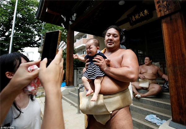 Thay vào đó, ngày càng có nhiều người ngoại quốc đến đăng ký gia nhập các lò luyện sumo, đặc biệt là người Mông Cổ.