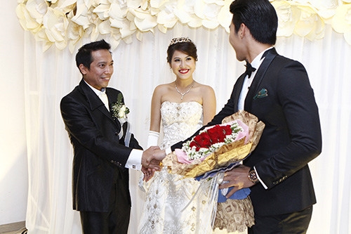Trương Nam Thành ôm hoa đến chúc mừng "tình cũ" trong ngày cưới. - Tin sao Viet - Tin tuc sao Viet - Scandal sao Viet - Tin tuc cua Sao - Tin cua Sao