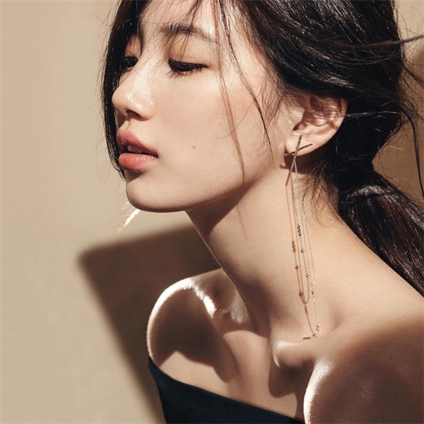 Vì vẻ đẹp này, bạn gái Lee Min Ho là một trong những cái tên được nhiều nhãn hàng nổi tiếng “săn đón”mời về làm gương mặt đại diện.