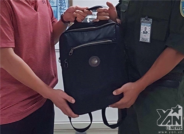 Chủ tài sản vui mừng nhận lại chiếc ba lô đặc biệt từ nhân viên an ninh cơ động – Cảng HKQT Nội Bài​