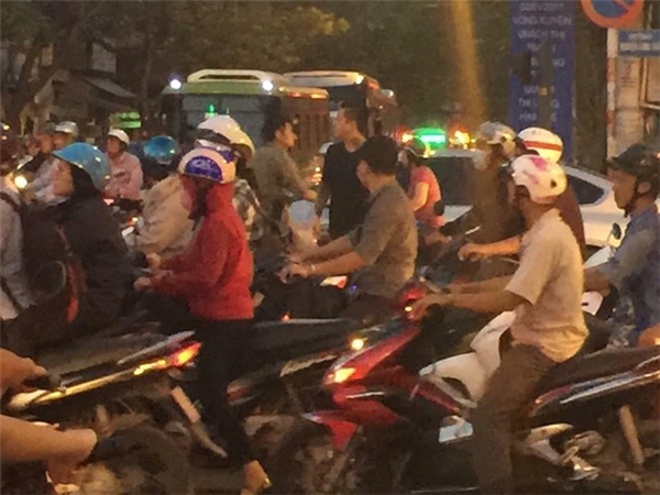 Chắc cả showbiz Việt có mình Tuấn Hưng đứng ra giữa đường để phân luồng giao thông thay cảnh sát như thế này! - Tin sao Viet - Tin tuc sao Viet - Scandal sao Viet - Tin tuc cua Sao - Tin cua Sao