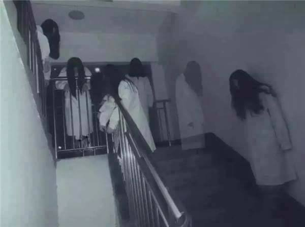 Những "con ma" ở cầu thang