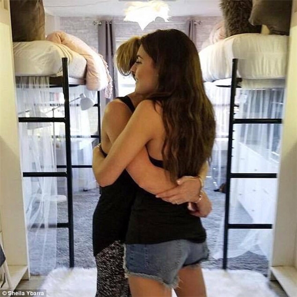2 nữ sinh ôm nhau sau khi hoàn thành màn cải tạo căn phòng.