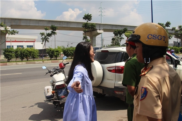 
Khi bị bắt giữ, Ngọc Lan quên mang theo bằng lái và cô có quay trở về nhà lấy. - Tin sao Viet - Tin tuc sao Viet - Scandal sao Viet - Tin tuc cua Sao - Tin cua Sao