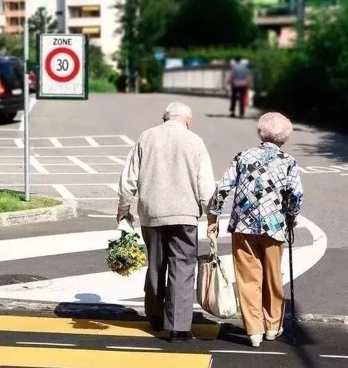 
Điều lãng mạn nhất là có thể nắm tay người bạn đời và cùng nhau già đi