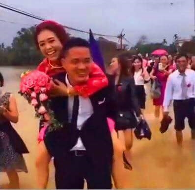 
Đám cưới ngày mưa bão chú rể lội nước cõng cô dâu thu hút sự chú ý của dân mạng