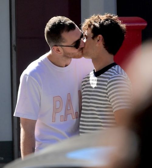 Ca sĩ đồng tính Sam Smith đắm đuối khoá môi bạn trai giữa phố