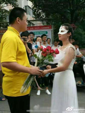 
Cô giáo cầm trên tay bó hoa hồng cầu hôn chàng sinh viên