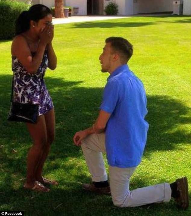 
Matt đã cầu hôn bạn gái ngay tại khoảnh sân trong ngôi trường họ từng học cùng nhau