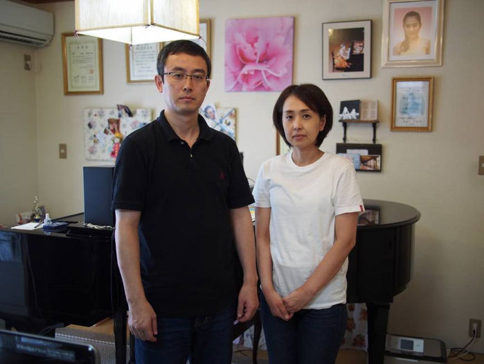 Ông bà Nakashima cạnh cây đàn piano con gái Naoko thường chơi lúc còn sống. Hơn hai năm qua, họ quyết buộc nhà trường, Hội đồng Giáo dục thành phố Toride thừa nhận con mình tự tử do bắt nạt học đường.
Ông bà Nakashima cạnh cây đàn piano con gái Naoko thường chơi lúc còn sống. Hơn hai năm qua, họ quyết buộc nhà trường, Hội đồng Giáo dục thành phố Toride thừa nhận con mình tự tử do bắt nạt học đường.