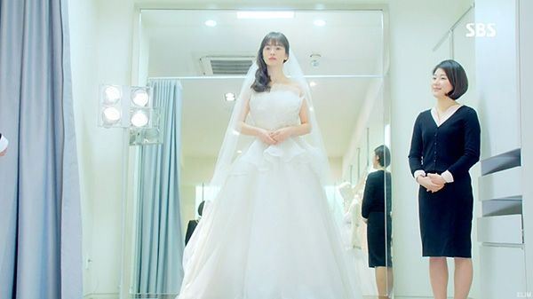 Hay chỉ đơn thuần là chất vải voan thiết kế xuyên suốt cả chiếc váy cưới đơn giản cũng khiến Song Hye Kyo hút mắt với làn da trắng hồng cùng nét đẹp không tì vết thời gian. Hay chỉ đơn thuần là chất vải voan thiết kế xuyên suốt cả chiếc váy cưới đơn giản cũng khiến Song Hye Kyo hút mắt với làn da trắng hồng cùng nét đẹp không tì vết thời gian.