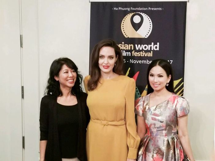 Em gái Cẩm Ly và nữ ca sĩ hiếm hoi có cơ hội được gặp gỡ, trò chuyện với Angelina Jolie. Em gái Cẩm Ly và nữ ca sĩ hiếm hoi có cơ hội được gặp gỡ, trò chuyện với Angelina Jolie. - Tin sao Viet - Tin tuc sao Viet - Scandal sao Viet - Tin tuc cua Sao - Tin cua Sao