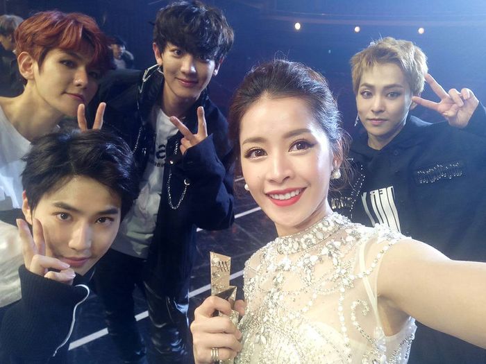 
Bức ảnh selfie với nhóm nhạc nam Hàn Quốc - EXO của Chi Pu từng khiến người hâm mộ "điên đảo". - Tin sao Viet - Tin tuc sao Viet - Scandal sao Viet - Tin tuc cua Sao - Tin cua Sao