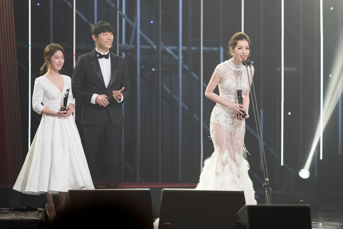 
Chi Pu nổi bật khi đứng chung sân khấu với Park Hae Soo và Shin Hyun Soo. - Tin sao Viet - Tin tuc sao Viet - Scandal sao Viet - Tin tuc cua Sao - Tin cua Sao