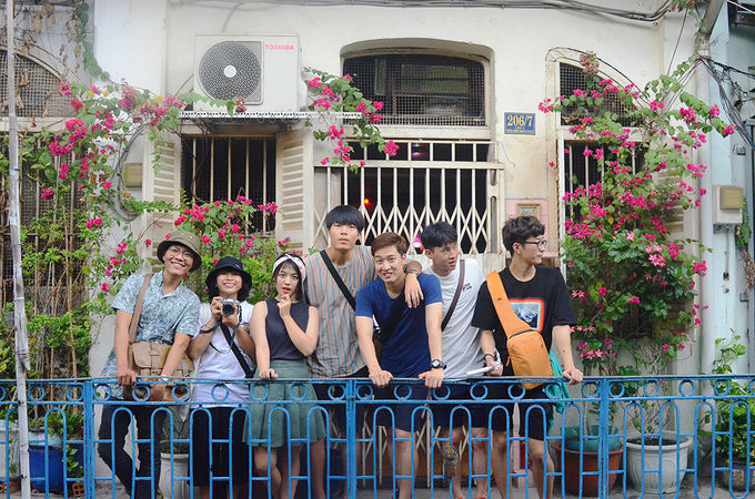 
Hào Sỹ Phường còn nổi tiếng là một trong những điểm săn ảnh của giới trẻ Sài Gòn. Ngoài ra, đối với du khách nước ngoài thì đây là nơi lý tưởng để khám phá đời sống của người dân Sài thành.