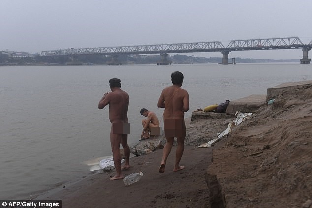 
Trong khi phim ảnh "thiếu vải" còn bị ngăn cấm thì việc "tắm tiên" trên sông Hồng thực sự là một hoạt động gây "sốc".