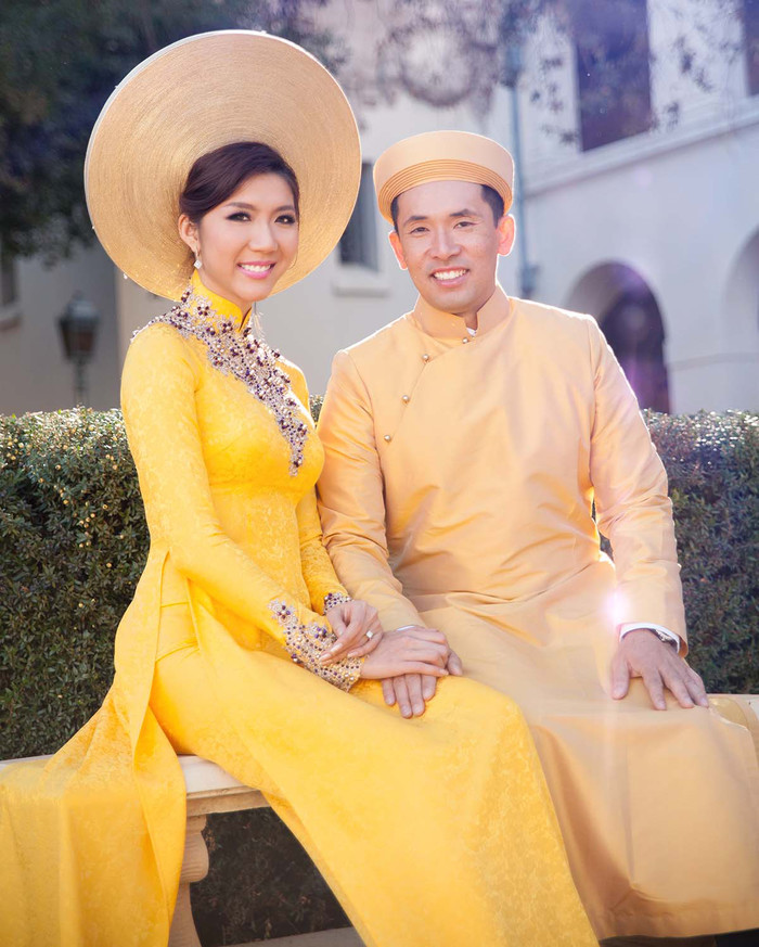 
Ngọc Quyên và ông xã Việt kiều cũng chọn áo dài vàng mang hơi hướng cổ truyền.