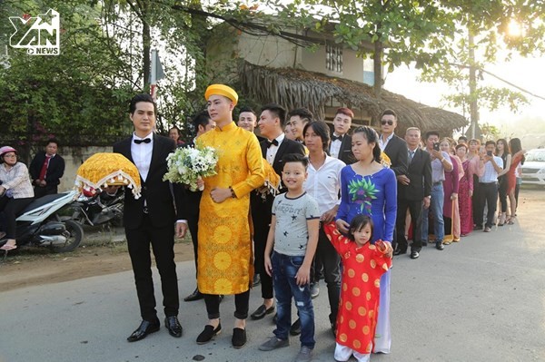 
Đúng giờ, nhà trai có mặt tại dinh thự của gia đình Lâm Khánh Chi ở Quận 9, TP HCM để làm lễ rước dâu. - Tin sao Viet - Tin tuc sao Viet - Scandal sao Viet - Tin tuc cua Sao - Tin cua Sao