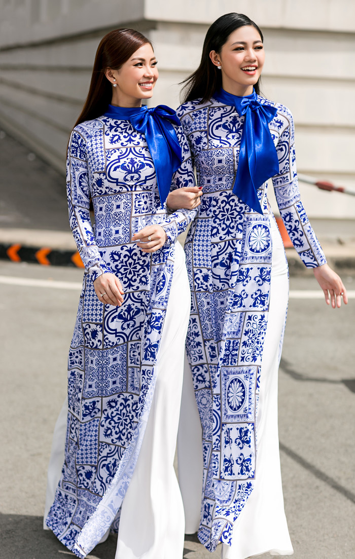 
Chất liệu cũng như nguồn cảm hứng từ những hoạ tiết gốm sứ toát lên vẻ đẹp đặc trưng từ tà áo dài độc nhất của Việt Nam.
