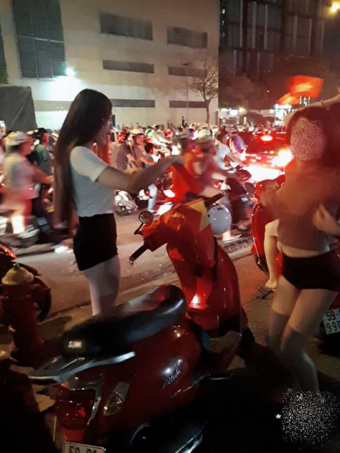 Sốc trước những màn cởi áo khoe thân ăn mừng chiến thắng của U23 Việt Nam trong cơn bão đêm 20/1